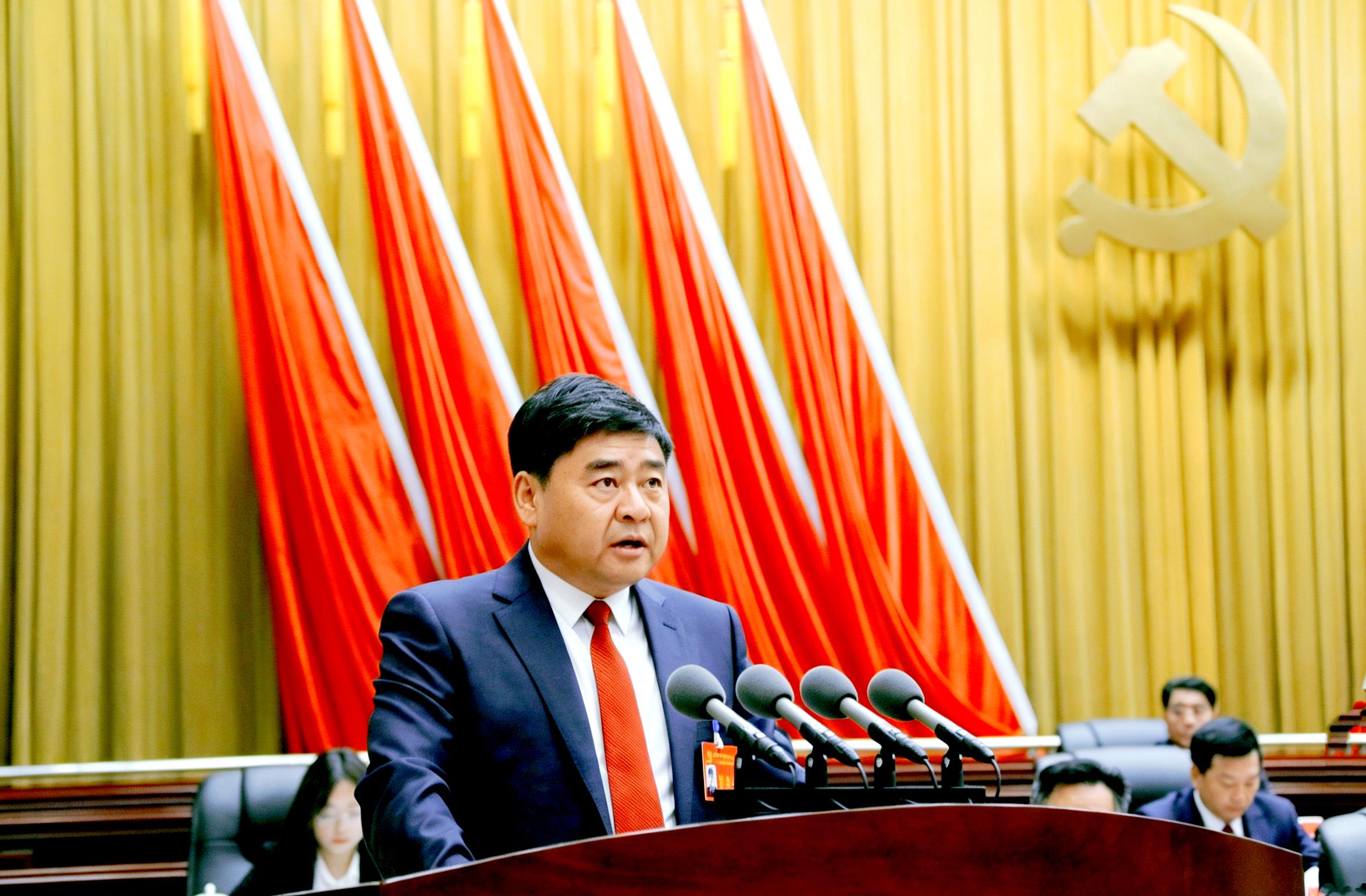 1650444018615476.jpg 熊元来同志代表中国共产党海南藏族自治州第十四届委员会向大会作报告。记者肖玉珍摄.jpg