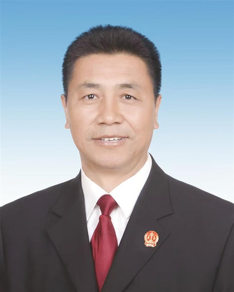 ཁྲིམས་དཔོན་བཀྲ་ཤིས་ཚེ་རིང་།ཀན་སུའུ་ཞིང་ཆེན་ཁྲིམས་དཔོན་སློབ་གླིང་གི་ཞུས་ཆེན་ལོ་ཙྰ་བ།མཚོ་སྔོན་ཞིང་ཆེན་གྱི་ཕུལ་བྱུང་གཞུང་གཏུག་པའི་མཚན་སྙན་ཐོབ་མཁན།རྒྱལ་ཡོངས་རིམ་པའི་ཕུལ་བྱུང་གཞུང་གཏུག་མཁན་གྱི་གཟེངས་རྟགས་འཛིན་མཁན།《རྒྱ་བོད་སྐད་གཉིས་བཅའ་ཁྲིམས་རིག་པའི་ཚིག་མཛོད》སྒྲིག་པ་པོ།སྲིད་ཁྲིམས་སྡེ་ཁག་གི་བོད་རྒྱ་སྐད་གཉིས་བཅའ་ཁྲིམས་ཤེས་ལྡན་མི་སྣ་ཟབ་སྦྱོང་བསླབ་དེབ་ཕྲེང་བསྟར་མ35བདག་ཉིད་ཅན་གྱི་ལག་བསྟར་གཙོ་སྒྲིག་པ།ད་ལྟ་ཀན་སུའུ་ཞིང་ཆེན་ཁྲིམས་དཔོན་སློབ་གླིང་གི་ཧྲུའུ་ཅུ་གཞོན་པ་དང་སྒྲིག་ཁྲིམས་ཞིབ་བཤེར་ཨུ་ཡོན་ལྷན་ཁང་གི་ཧྲུའུ་ཅུ་བཅས་ཀྱི་འགན་འཁུར་ཡོད།